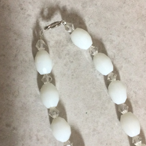 White oval facet with clear bead necklace - Picture 5 of 6